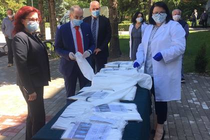 Екипите на българското посолство в Скопие и генералното консулство в Битоля дариха защитни костюми на болници в Битоля и Охрид